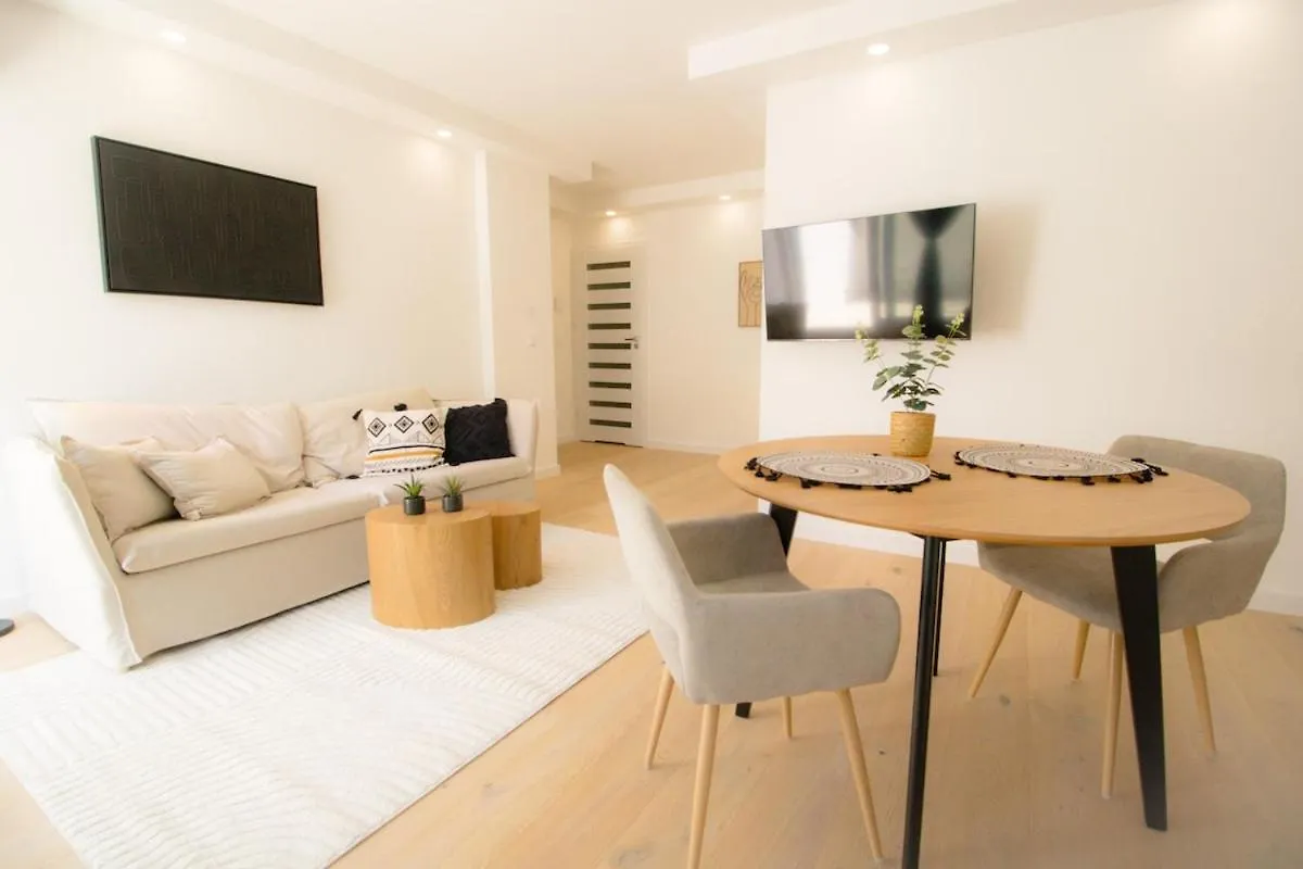Cozy Central Apartment With Wooden Accents & Terrace L Jos16 Viyana