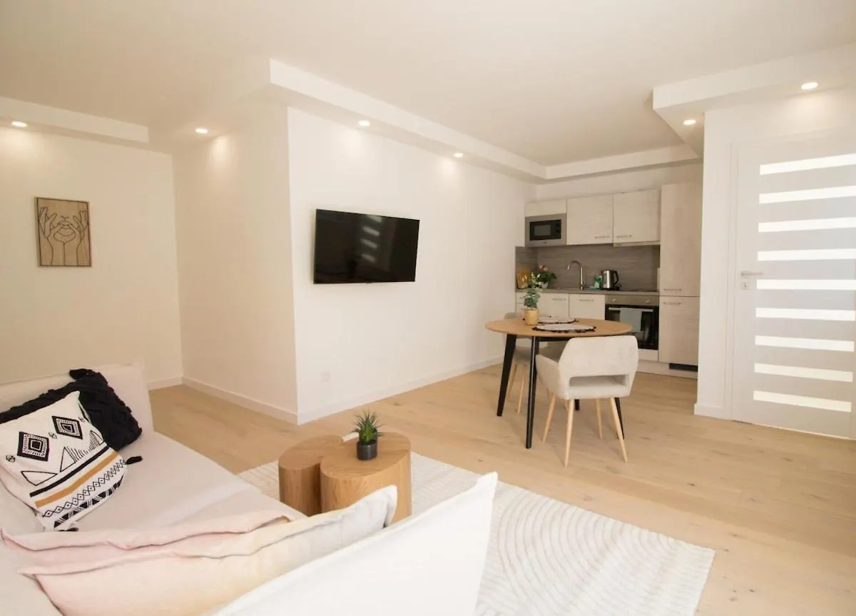 Cozy Central Apartment With Wooden Accents & Terrace L Jos16 Viyana